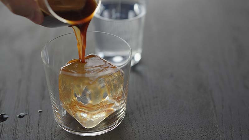 glaçon plein verre